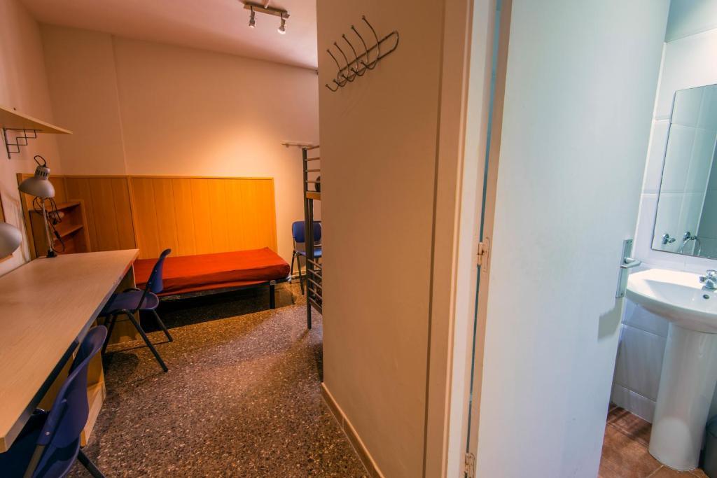 Residencia Sants Hostel Barcelona Room photo