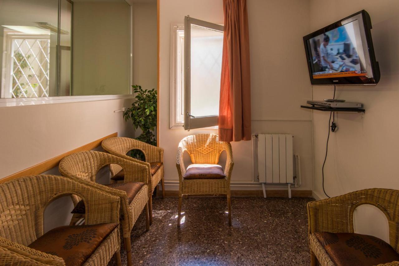 Residencia Sants Hostel Barcelona Exterior photo
